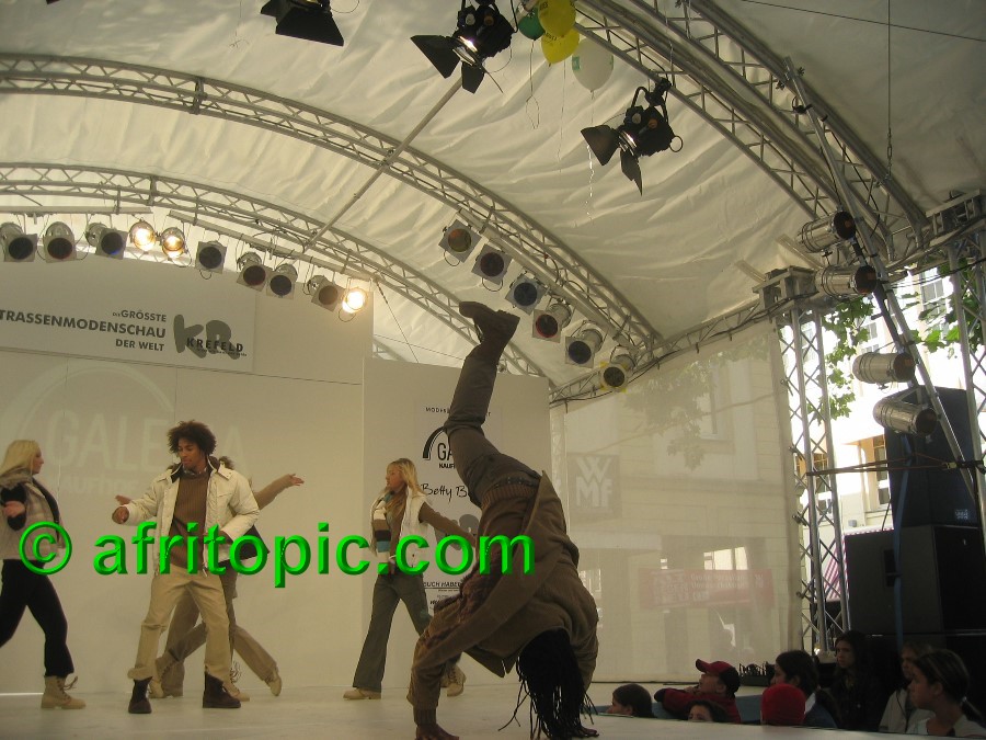 ../Images/Krefeld-Strssenmodenschau-2005 299.jpg